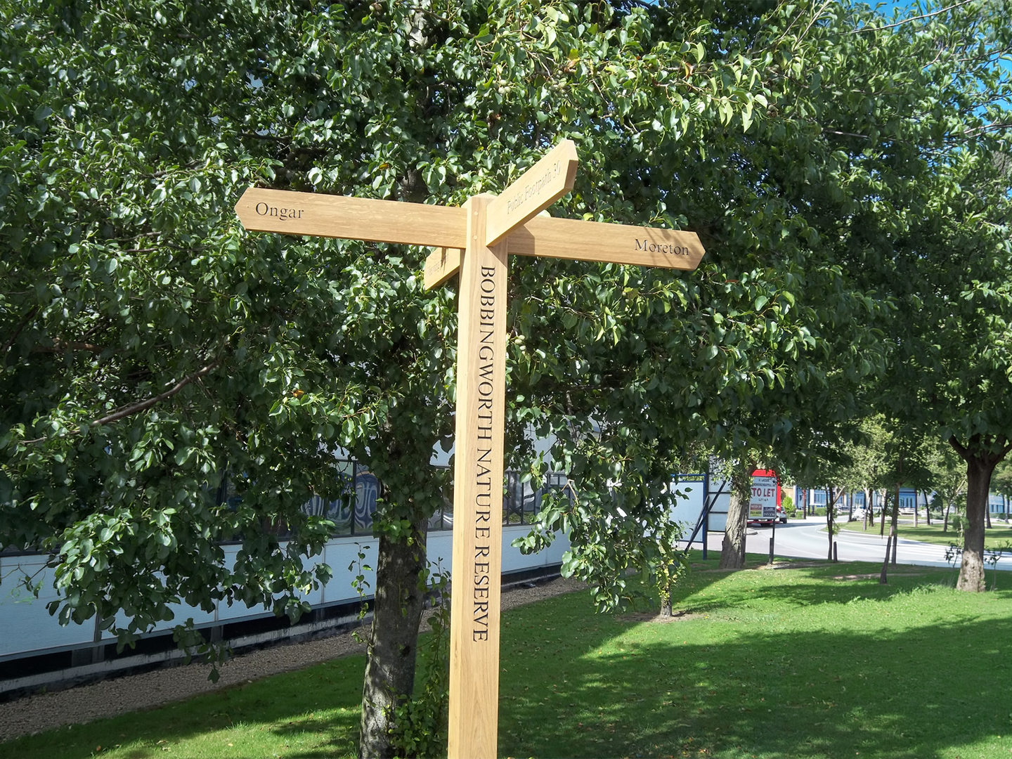 Rustic fingerpost – oak